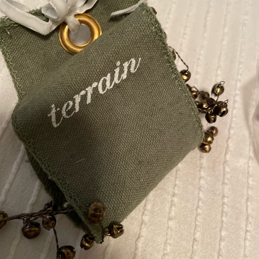 NWT Anthropologie/Terrain gold/brass jingle bell garland - Picture 2 of 6